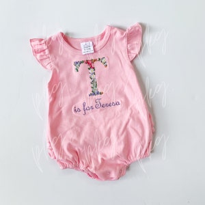 La carta es para el nombre Ruffle Bum Bubble Outfit - Carta floral - Nombre personalizado - Regalo del bebé - Traje de primavera de la niña