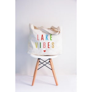 LAKE VIBES canvas draagtas met kleurrijke letters - Made in USA - regenboog - xl - draagtas zomer - Lake Life - boottas - hart