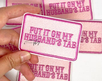 Plak het op het lipje van mijn man Geborduurde patch - opstrijkbaar - roze - accessoire - vrouw leven - truckerhoed - borduurwerk