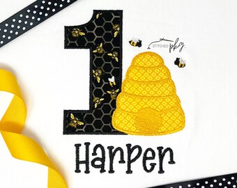 Bienen Themen Geburtstag Applikation Shirt - Fun to Bee One - Beeday - Honig Bienenstock Stickerei - personalisierte Name Outfit - Queen Bee - Mädchen