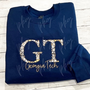 Moletom bordado Georgia Tech - Letras florais - Script College - Espírito escolar - Temporada de futebol americano - Camiseta personalizada da universidade - Azul-marinho dourado