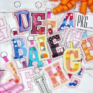 Llavero de letras de tres pulgadas - Collage de patchwork - Tela - Respaldo de vinilo - Llavero bordado - Adorno - Regalo - Letra única - Llavero