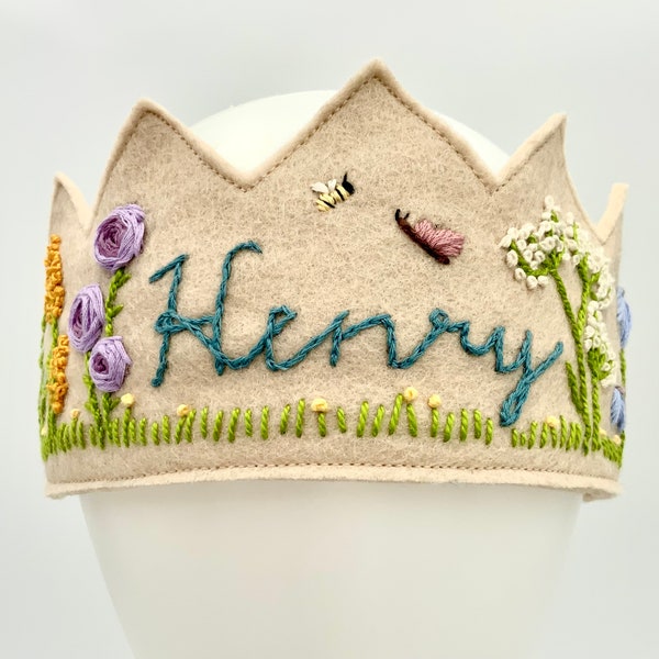 Geburtstagskrone aus Wollfilz mit Wildblumen handbestickt und personalisiert