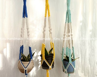Suporte para plantas em macramê personalizado em dois tons, estilo vintage moderno, ideal para plantas de interior.