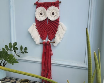 Suspension murale en macramé hibou, décoration de hibou, art pour chambre de bébé, décoration de chambre à coucher, décoration de hibou, cadeau de spectacle de naissance, hibou moelleux en macramé, suspension murale