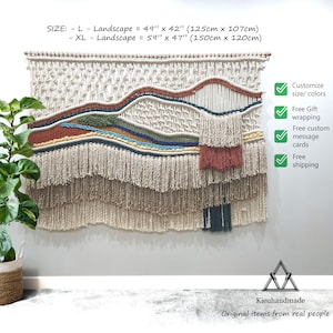 Puede incluir: Un gran tapiz de macramé con un diseño de paisaje. La pieza presenta colores beige, azul, verde y rojo. El tamaño XL es de 150 cm x 120 cm. El texto dice "Kieuhandmade Original items from real people".