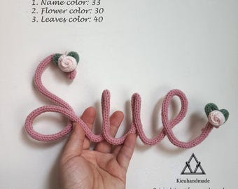 Cartello personalizzato con nome e fiori selvatici per la cameretta di una bambina, decorazione da parete con margherite in filo metallico intrecciato, regalo personalizzato in stile cottagecore per neonata, decorazione sopra la culla.
