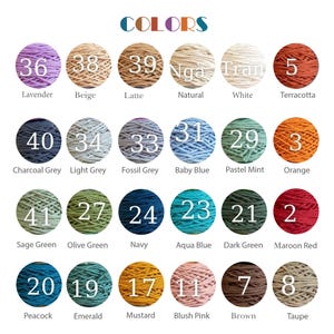 Könnte beinhalten: Eine Farbkarte mit dem Wort "COLORS" oben. Die Karte zeigt verschiedene Garnfarben, die jeweils mit einer Nummer und einem Farbnamen versehen sind, darunter Lavendel, Beige, Latte, Natur, Weiß, Terrakotta, Anthrazitgrau, Hellgrau und mehr.