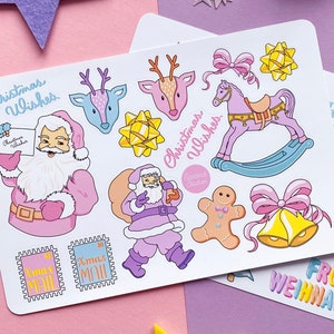 Könnte beinhalten: Ein Bogen Sticker mit verschiedenen weihnachtlichen Illustrationen, darunter Weihnachtsmann, Rentier, Schaukelpferd, Lebkuchenmann und Glocke. Die Sticker sind auf weißem Hintergrund mit rosa und blauen Akzenten. Der Text "Christmas Wishes" ist in rosa und blauen Buchstaben geschrieben.