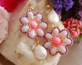 Pink statement earrings beaded with daisy flower design, Dangle seed bead earrings with mother of pearl, Long mismatched earrings, Wife gift