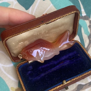 Peut inclure: Ensemble de trois mugs en céramique avec une finition mate et mouchetée. Chaque mug est de couleur différente : bleu clair, crème et gris. Les mugs ont un design simple et moderne avec une anse confortable.