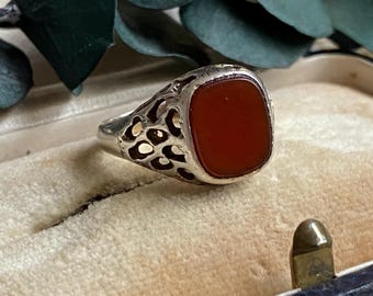 Vintage signet ring set with carnelian
