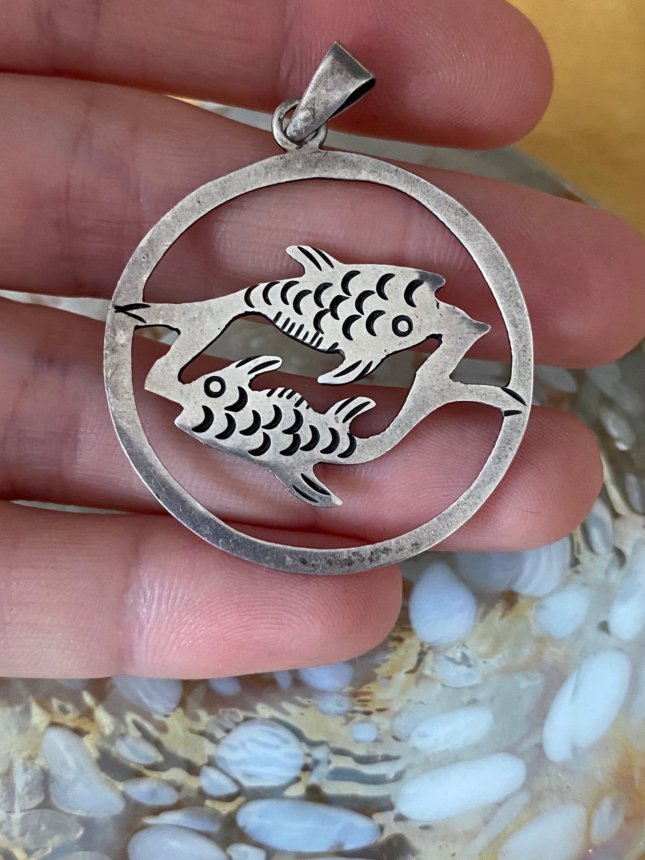 魚座のシルバーペンダント il_fullxfull.5933035209_nvvd.jpg
