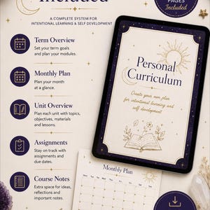 Op de afbeelding: Een digitale tablet met een Personal Curriculum-omslagpagina met zon- en maanillustraties, naast een geprinte Monthly Plan-kalender. De tekst bevat What's Included, Term Overview, Monthly Plan, Unit Overview, Assignments en Course Notes.