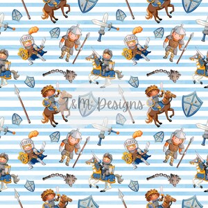 Puede incluir: Patrón repetitivo con caballeros de dibujos animados a caballo, escudos, espadas y mazas. Los caballeros visten armadura completa con cascos y lanzas. El fondo tiene rayas azules y blancas.