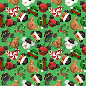 Op de afbeelding: Een herhalend patroon van Mickey Mouse-hoofden met kerstthema op een groene achtergrond. De ontwerpen omvatten elementen van kerstman, elf, sneeuwpop, peperkoek en zuurstokken. De hoofden zijn in verschillende kleuren, waaronder rood, zwart, wit en bruin.