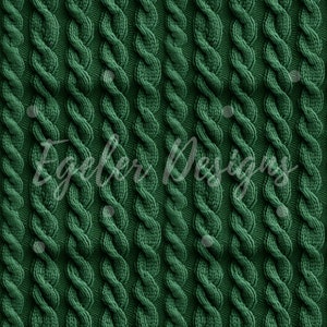 Pode incluir: Uma imagem em close-up de um tecido de malha na cor verde floresta escura. O padrão apresenta um design de malha de cabo, com fileiras verticais de pontos entrelaçados e em relevo. O texto "Egeler Designs" é visível no centro inferior.