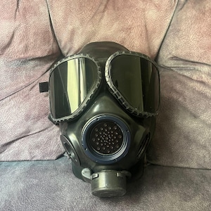 Genuine Vintage M40 US Army Surplus Full Face Protection Gas Mask