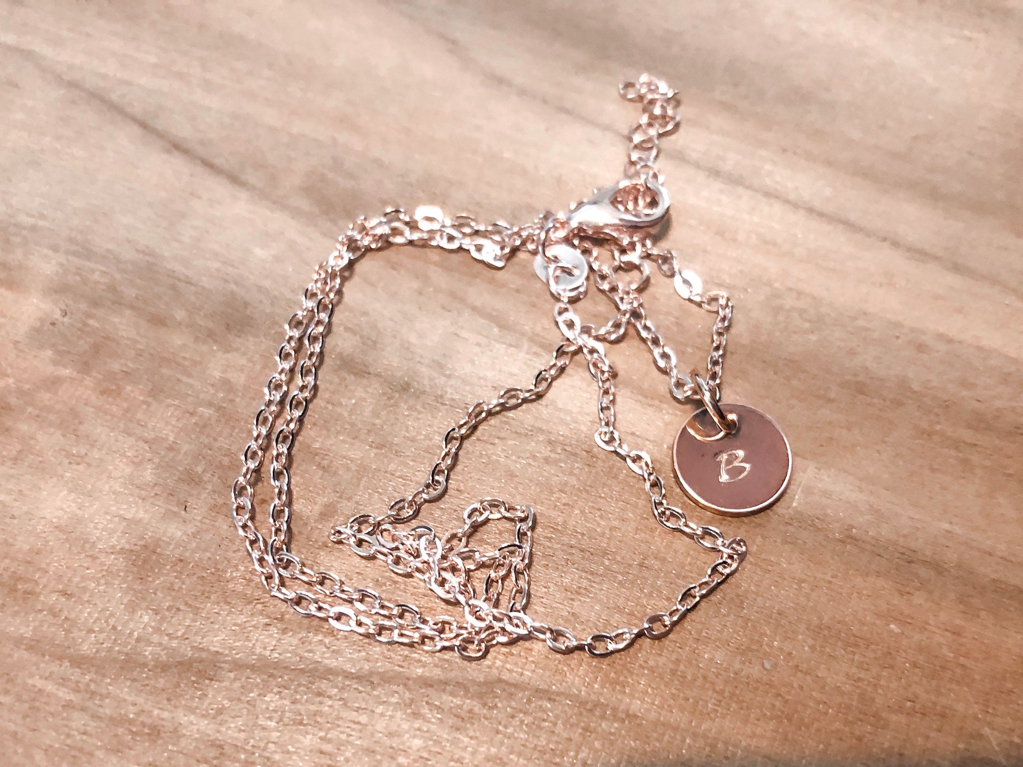 Collar inicial del Día de la Madre | Etsy