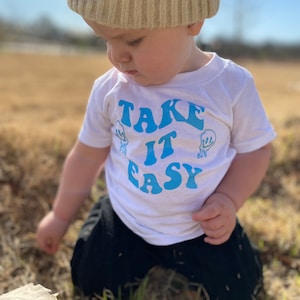 Tómelo con calma camiseta gráfica para niños pequeños. Camiseta hippie de moda para niños pequeños. Ropa de niño. Ropa de niña. Regalo para niño. Camisa para niños pequeños.