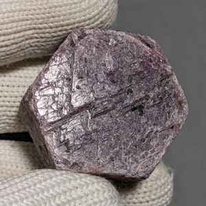 Large hexagonal ruby specimen from India - with &quot;record keeper&quot; triangles - 106.2 grams