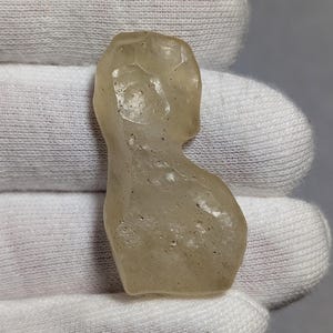 Libyan Desert Glass specimen (natural, untreated) - 9.7 grams