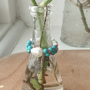 Bague perlée fabriquée à la main : turquoise, rouge, blanche et perle - Bijoux Boho