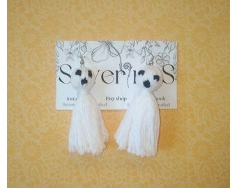 Halloween ghost earrings | Ghost yarn tassel earring | Dangle and drop phantom earrings | Halloween spooky jewelries | Ghoul dangly earrings