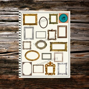 Op de afbeelding: Een vel papier met een verscheidenheid aan decoratieve fotolijsten in goud, zilver en bruin. De lijsten zijn in verschillende vormen en maten, waaronder ovaal, rechthoekig en vierkant. Er is een kleine ronde sticker in de rechterbovenhoek met de tekst "Mommy N Sissy".