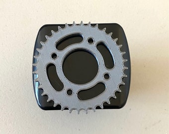 Cycle Gear en 3D Negro w Gris 2 pulgadas Trailer Hitch Cover - Cyclist Cool Gears