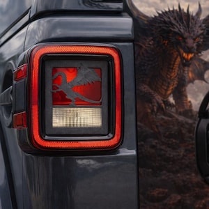 Peut inclure: Une tasse en céramique blanche avec une anse noire et le texte "But First, Coffee" en gras noir. La tasse est posée sur un fond flou, soulignant son design épuré.