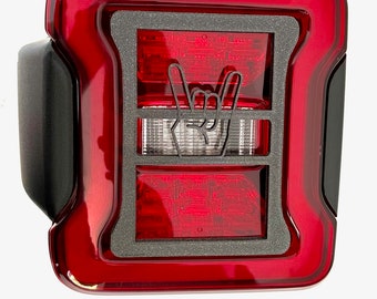Rock Out en 3D para Jeep Wrangler Versión LED JK/JKU/JL Cubiertas de luces traseras (2019-2026) Versión LED - Hang Loose Rockout Rockstar