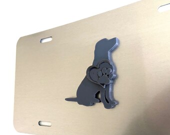 Silueta de perro Labrador con corazón de pata en 3D - Gris con gris - Inserto de matrícula automotriz - Wag More Love Pets Perros