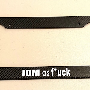 JDM como F en fibra de carbono con marco de matrícula automotriz blanco - Custom Import Kswap Turbo Flag Low Kswap