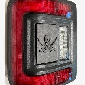 3D ブラックの陽気な海賊スカルソード、ジープラングラー 2018-2024 JL オラクル フラッシュ ライト用 - カスタム デザイン - ハロウィン スカル