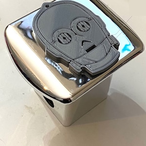 Peut inclure: Un cache d'attelage chromé avec un personnage Star Wars C-3PO imprimé en 3D gris fixé sur le dessus.