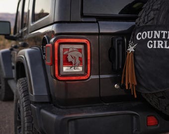Vaquera con sombrero 3D - Negro con colores V para cubiertas de luces traseras Jeep JK/JKU/JL (2019-2026) (versión sin LED) Vaquera Vaquero Estilo Western