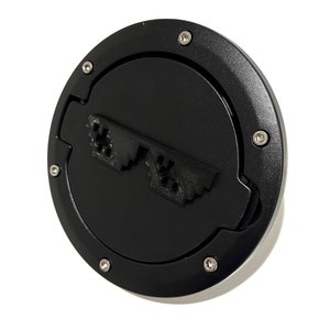 Può includere: Coperchio tondo per tappo del serbatoio nero con un design stampato in 3D di un paio di occhiali da sole. Il coperchio ha un bordo argentato e sei viti argentate attorno al bordo.