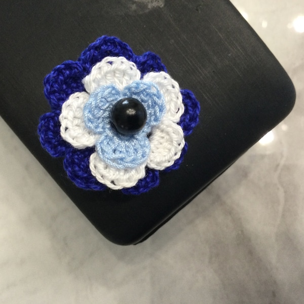 Broche fleur protection mauvais œil faite à la main au crochet