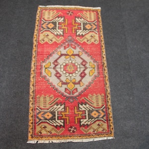 Zerbino turco vintage in lana: piccolo tappeto anatolico (1,6 x 3,3 piedi)