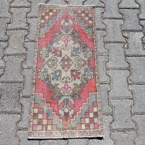 Klein vintage Turks tapijt: roze Anatolische boho-deurmat