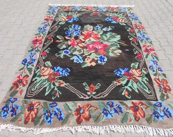 Vintage Floral Turkish Kilim Rug: Handmade Wool Boho Area Rug (5.6 x 8.4 ft)