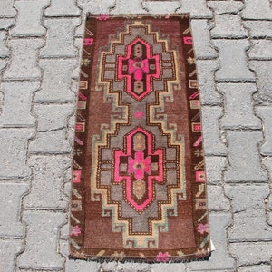 赤いトルコ産ウシャクラグ：小さなヴィンテージウールエリアラグ（1.6