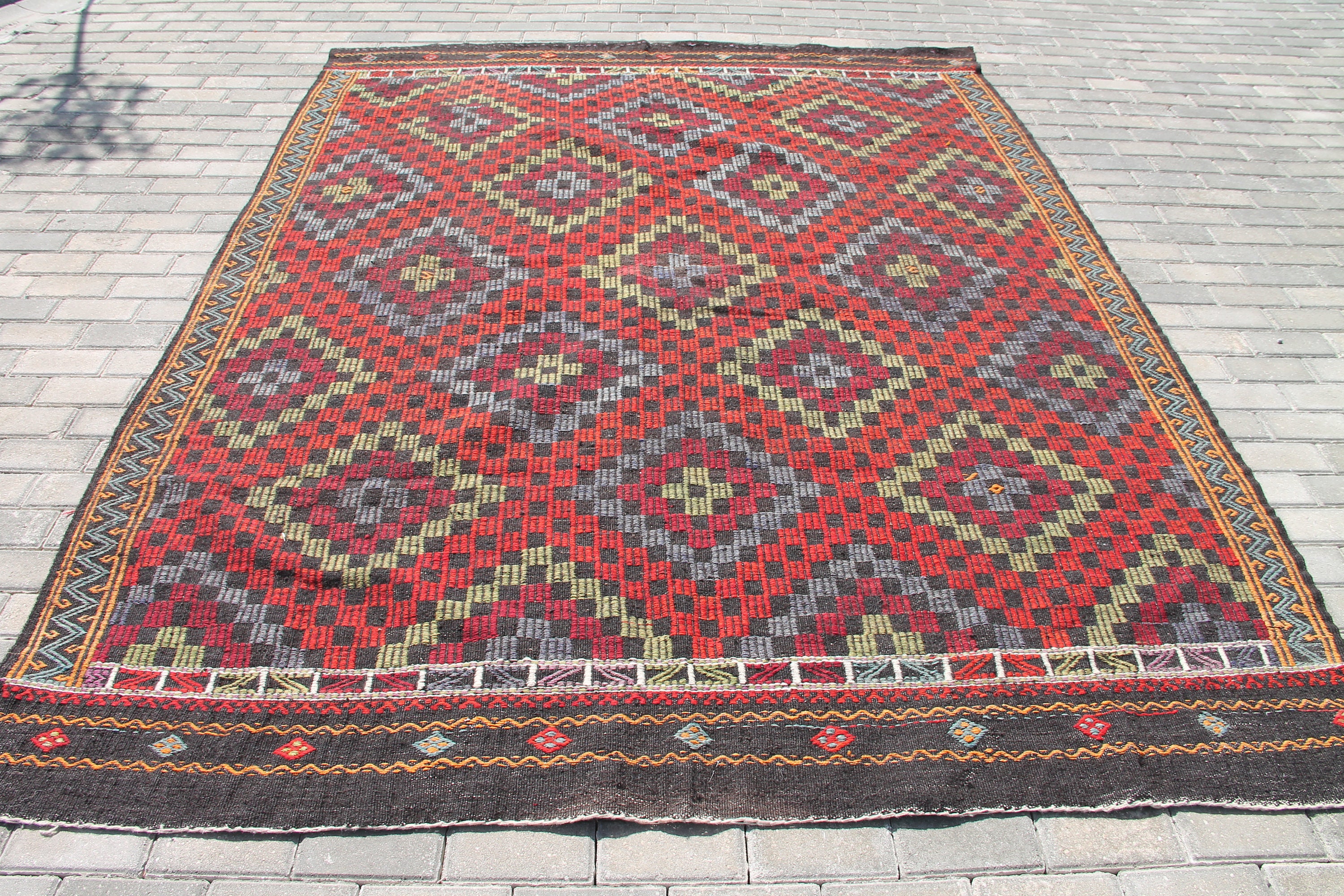 大型ヴィンテージトルコキリムラグ：赤と黒のトライバルウール（7.2 x