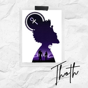 Op de afbeelding: Een paarse silhouet van een persoon met een ankh-symbool boven hun hoofd. Het silhouet is gevuld met sterren en een maan. Twee kleinere silhouetten van mensen lopen op de achtergrond.