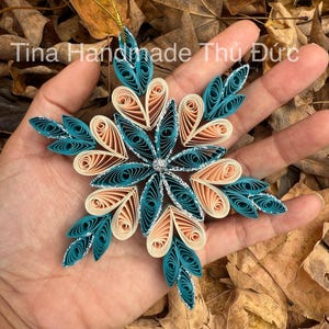 Ornements de flocon de neige en papier faits main. Cadeaux de Noël faits main. Décorations de Noël à suspendre faites main. flocons de neige en papier quilling. cadeaux en papier piquant