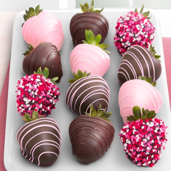 Chocolat rose et cœurs fraises