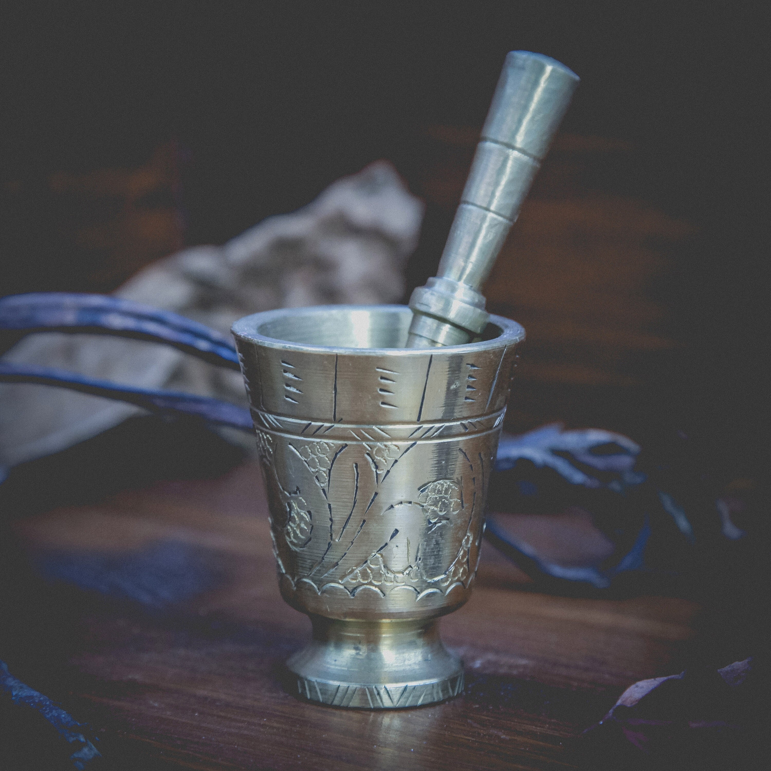 Mortier et Pilon en Laiton Antique Français Dans Un Joli Style Orné à La Main ; Parfait Pour Les Her