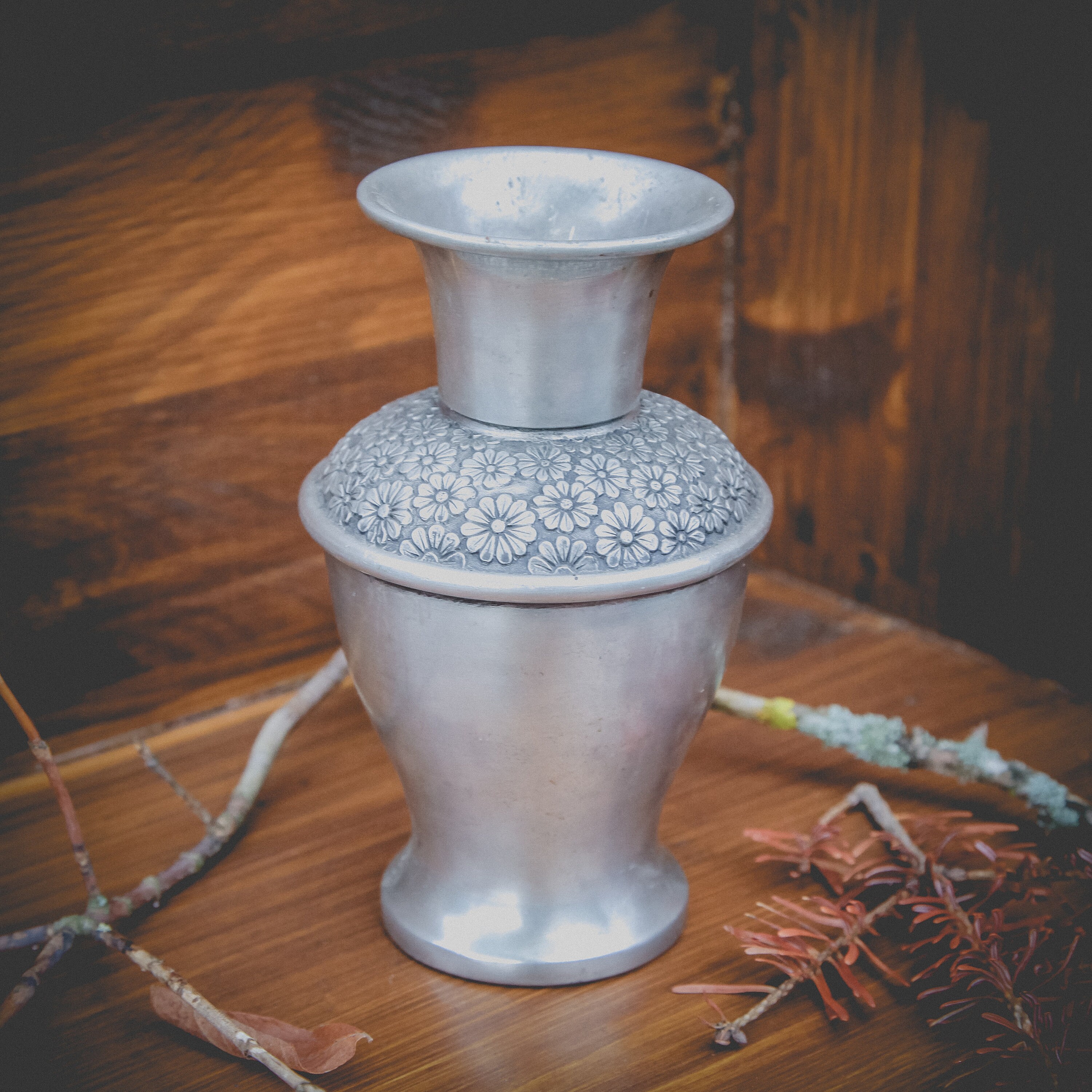 Vase Floral en Étain Portugais Antique Aux Détails Magnifiques; de Jd Estanho, Vase Fleuri Très Doux