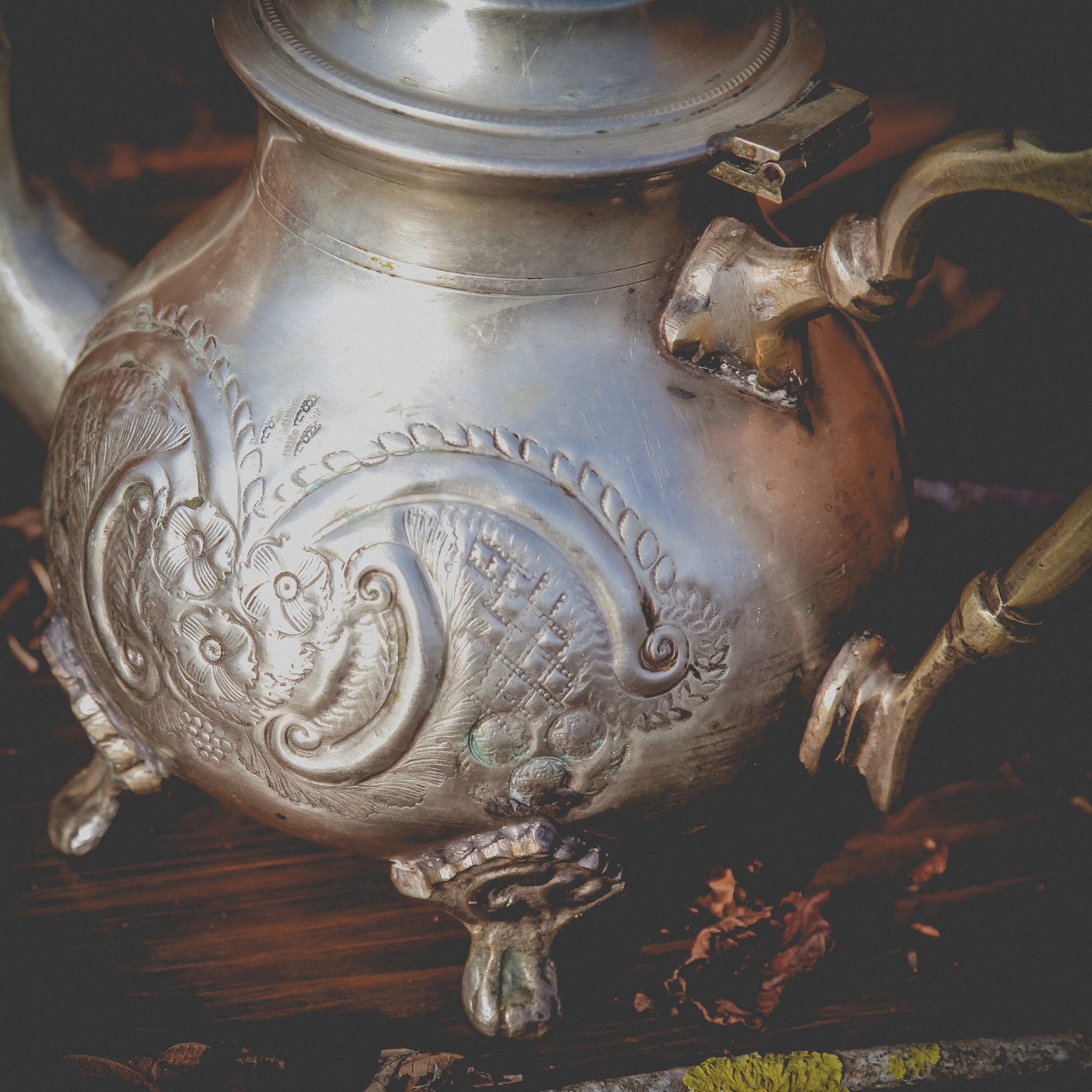 Théière marocaine en laiton argenté 550 ml avec passoire, poignées creuses  et couvercle à charnière – Théière élégante pour déguster le thé –